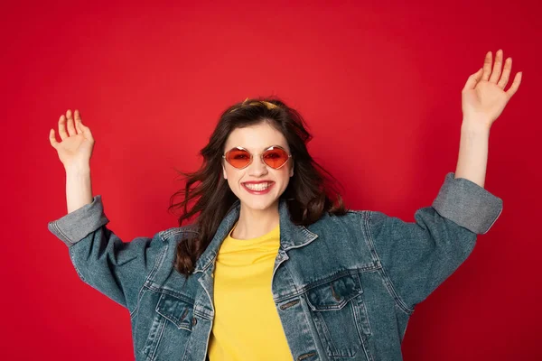 Mutlu hipster kız poz kırmızı üzerinde izole — Stok fotoğraf