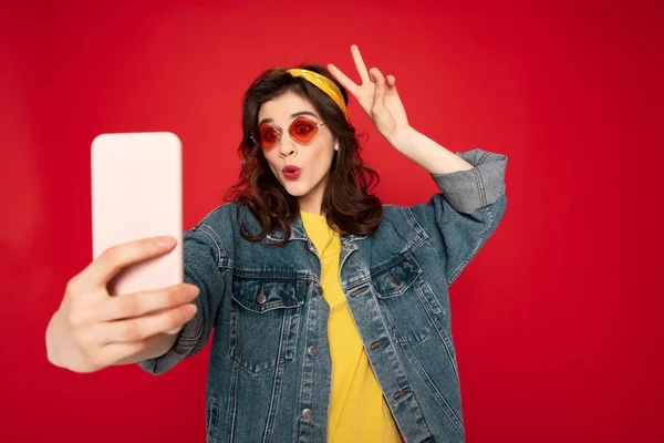 Joyeux hipster fille faire selfie drôle avec des cornes — Photo