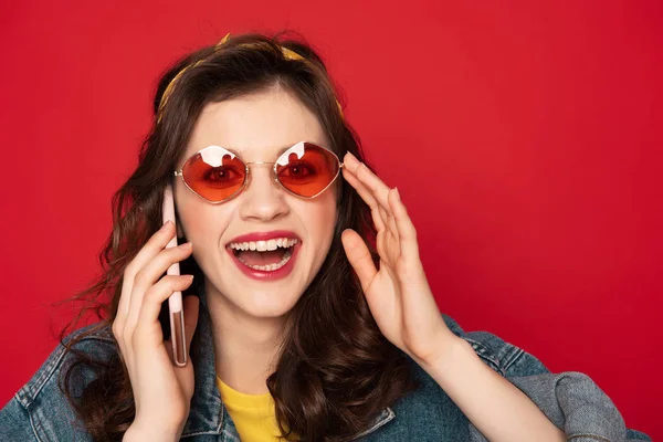 Feliz chica hipster emocionado con teléfono móvil —  Fotos de Stock