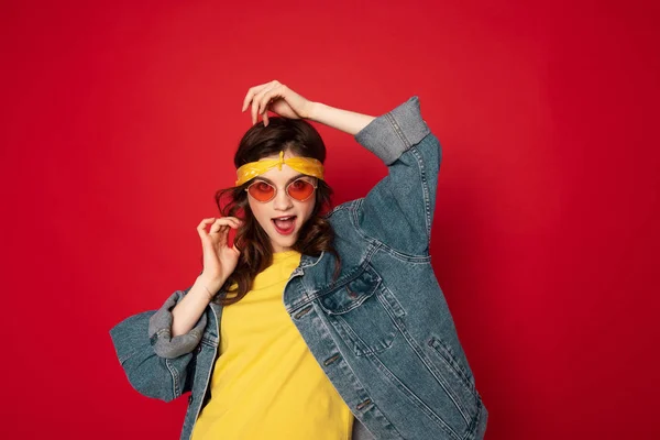 Coquete hipster menina posando isolado no vermelho — Fotografia de Stock