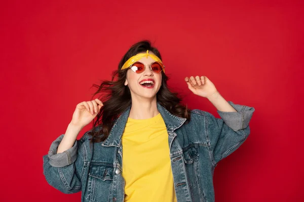 Happy hipster meisje genieten poseren op de camera — Stockfoto