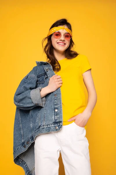 Vrolijke hipster meisje genieten van haarmode-look — Stockfoto