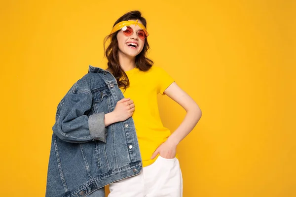 Vrolijke hipster meisje poseren geïsoleerd op geel — Stockfoto