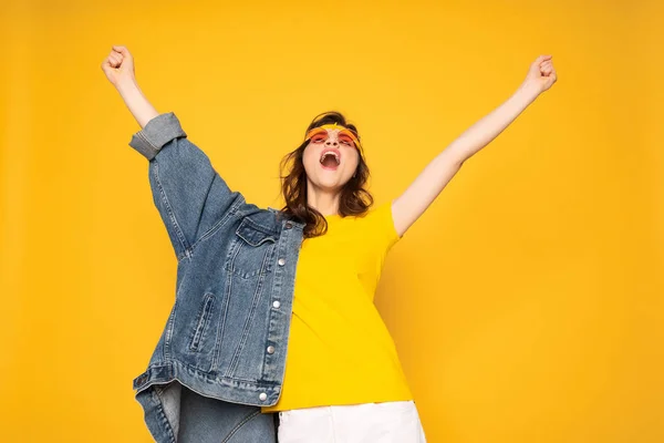 Happy Screaming hipster meisje Holding handen omhoog — Stockfoto