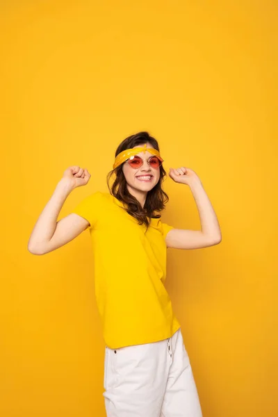 Felice sorridente hipster ragazza tenendosi per mano — Foto Stock