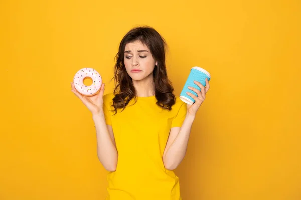 Sehr trauriges Mädchen auf Donut und Kaffee — Stockfoto