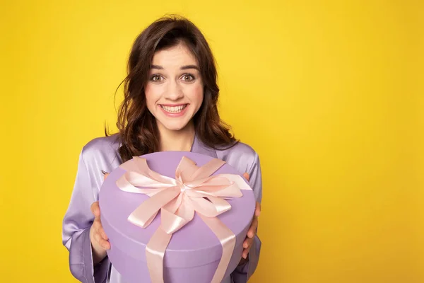 Весела красива дівчина тримає святковий подарунковий ящик — стокове фото