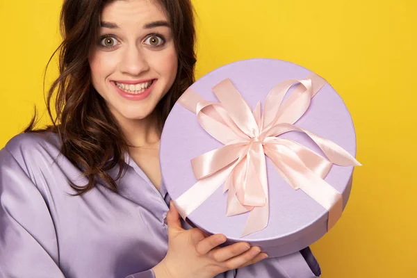 Весела красива дівчина показує святкову подарункову коробку — стокове фото