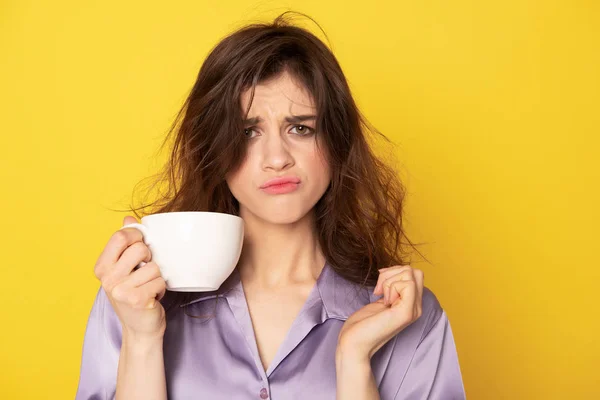 Ragazza arruffata con tazza di caffè — Foto Stock