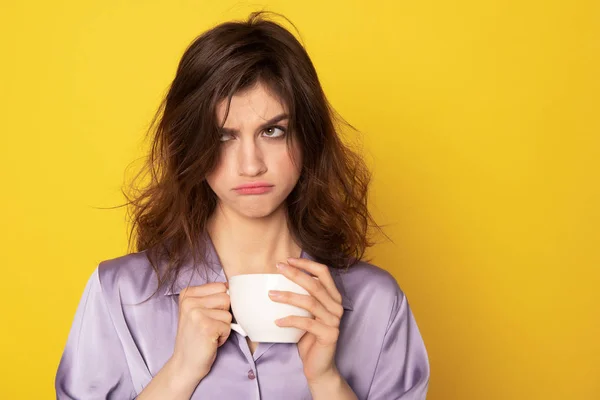 Infastidito giovane ragazza con una tazza di caffè — Foto Stock