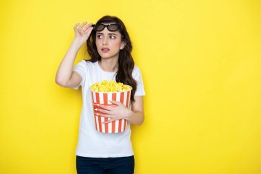 3d gözlük koyarak genç sinirli esmer bayan Bel kadar