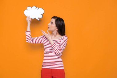 Kolkonuşma balonu tutan düşünceli esmer bayan Bel kadar