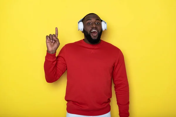 Taille up van Afro-Amerikaanse man die een koptelefoon draagt en geniet van muziek — Stockfoto