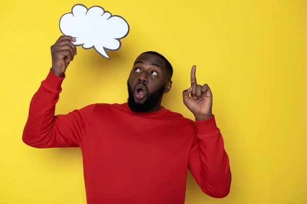 Taille up van Afrikaanse man Holding toespraak bubble over hoofd in Studio — Stockfoto