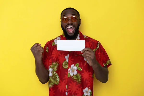 Bajo ángulo de chico americano sonriente en camisa hawaiana listo para las vacaciones — Foto de Stock