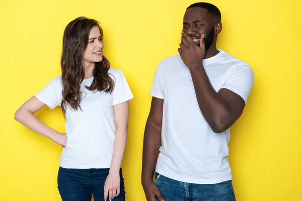 Demi-longueur de couple interracial en T-shirts blancs posant pour caméra — Photo