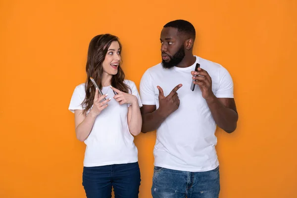 Vita di coppia interrazziale in bianco T-shirt con smartphone in braccio — Foto Stock