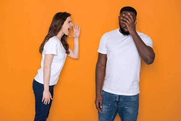 Талія нервової міжрасової пари в білих футболках позує на камеру — стокове фото
