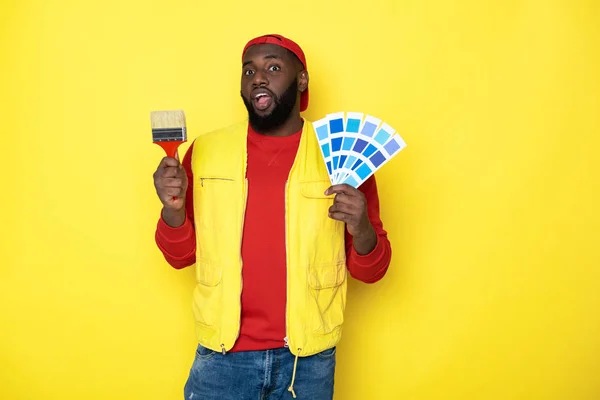 Taille up van Afrikaanse man met Paintbrush en palet in Studio — Stockfoto