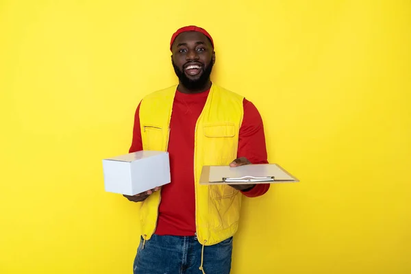 Halve lengte van de Afrikaanse man trekken Klembord en het houden van de levering in wapens — Stockfoto