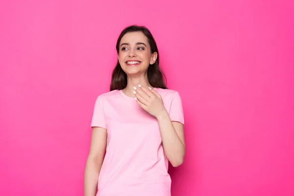 Niedrig winkel von glücklich brünett kaukasisch mädchen posiert für kamera im studio — Stockfoto