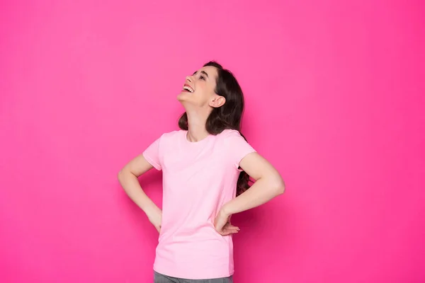 Zijaanzicht van gelukkige brunette Kaukasische meisje poseren voor camera in Studio — Stockfoto