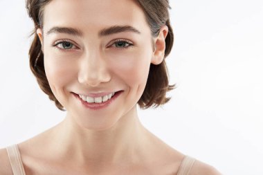 Beyaz mutlu esmer kadın Ön görünümü