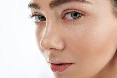 Yeşil gözlü güzel kadın portresi