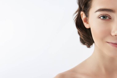 Genç güzel esmer kadın yarım yüzü