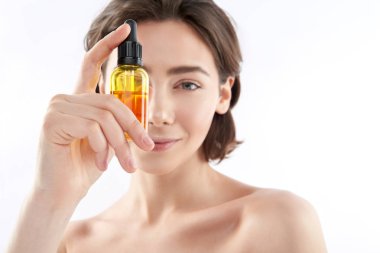 Kozmetik yağ ile küçük şişe kapatın