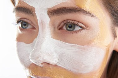 Kozmetik maskeli güzel kadının üst yüzü