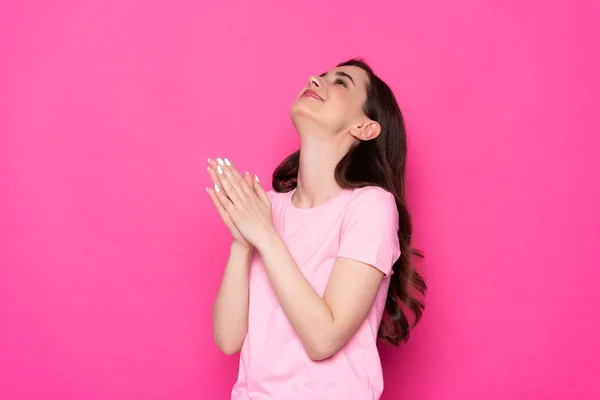 Bajo ángulo de agradecido morena caucásica chica posando para cámara en estudio —  Fotos de Stock