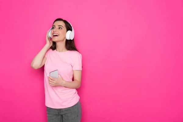 Cropped photo of smiling Caucasian girl singing and listening to music — Stock Photo, Image