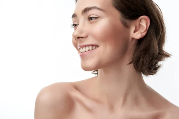 Portret van mooie glimlachende brunette vrouw op wit — Stockfoto