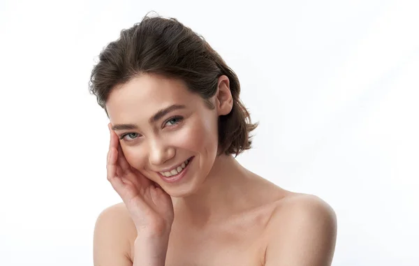 Retrato de mulher morena bonita no branco — Fotografia de Stock