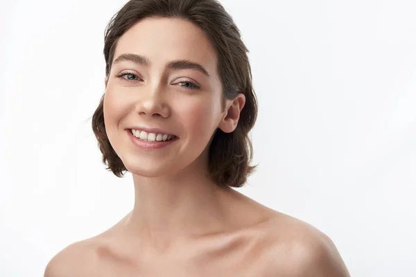 Sensuele glimlachende jonge brunette vrouw op wit — Stockfoto