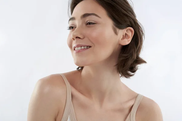 Anmutig glücklich lächelnd brünett weiblich auf weiß — Stockfoto