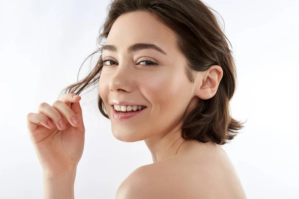 Jovem feliz morena feminina tocando seu cabelo — Fotografia de Stock