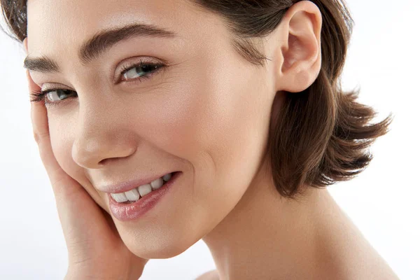 Retrato de bastante sonriente tierna morena hembra — Foto de Stock