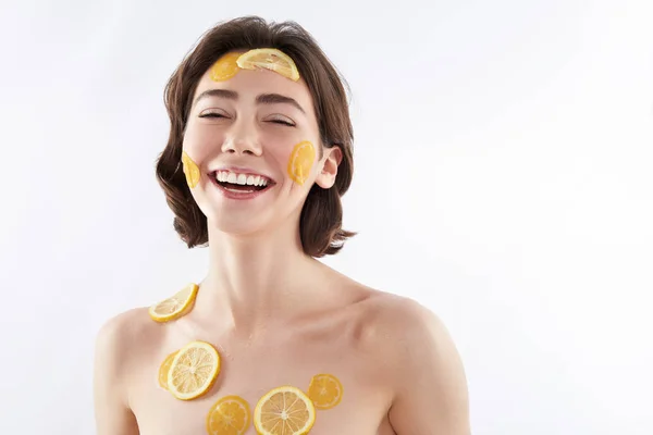 많은 레몬 조각행복 웃는 여자 — 스톡 사진