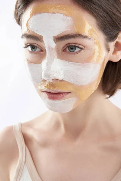 Potret wanita muda cantik dengan masker wajah — Stok Foto