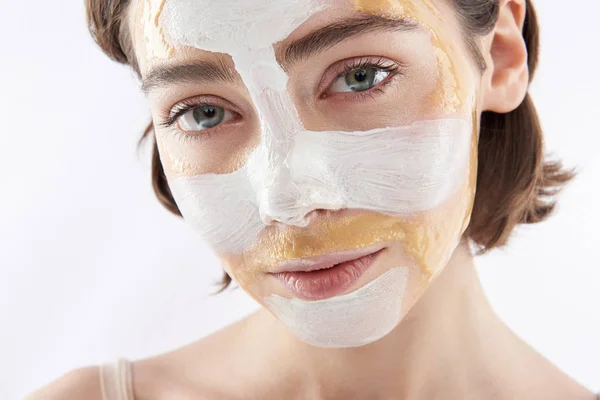 Joven mujer bonita agraciada con máscara facial —  Fotos de Stock