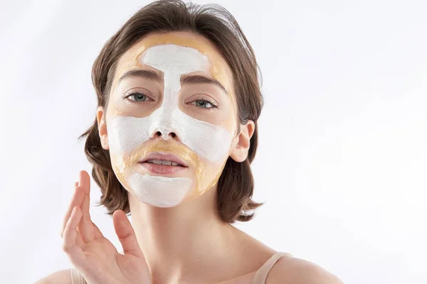 Retrato de moda de mujer sensual con máscara facial — Foto de Stock