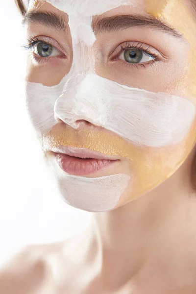 Närbild av vacker kvinna med kosmetisk mask — Stockfoto