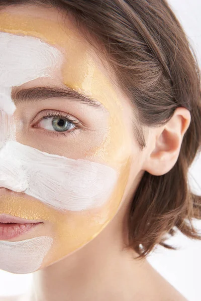 Pretty lugnt söker kvinna med ansiktsmask — Stockfoto