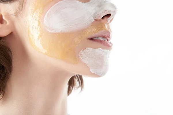 Niska twarz ładnej kobiety z maską kosmetyczną — Zdjęcie stockowe