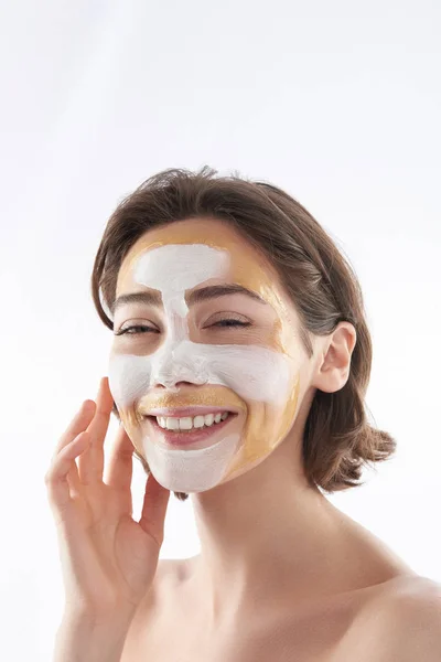 Boldog nő arcképe kozmetikai maszkkal — Stock Fotó