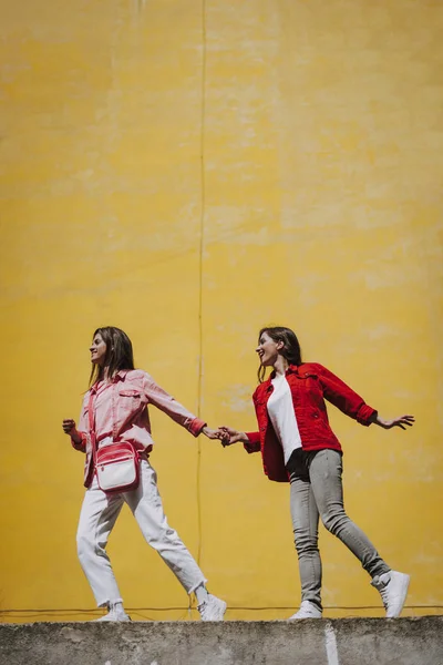 두 힙스터 소녀 산책 함께 에 난간 — 스톡 사진