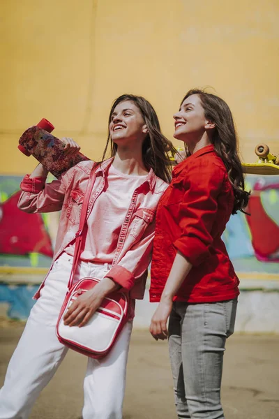 Two pretty stylish hipster girls with skateboards — Stock Photo, Image