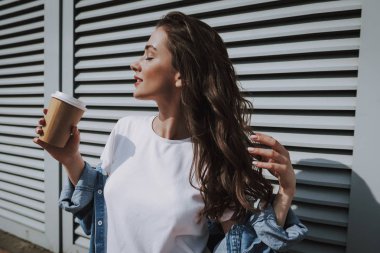 Pretty mutlu kız güneşli hava ve kahve keyfini çıkarın